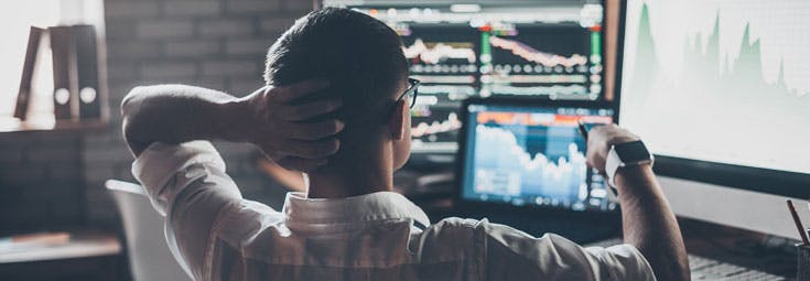 Trader vor Computer, Aktientrading, Aktienmarkt