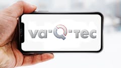 Hand, die ein Smartphone hält, auf dem das Logo des Unternehmens va-Q-tec zu sehen ist; Symbolbild für die "Aktie im Fokus"