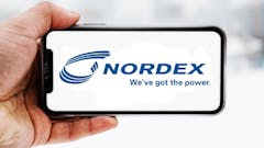 Hand, die ein Smartphone hält, auf dem das Logo des Unternehmens Nordex zu sehen ist; Symbolbild für die "Aktie im Fokus"