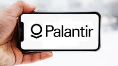 Hand, die ein Smartphone hält, auf dem das Logo des Unternehmens Palantir zu sehen ist; Symbolbild für die "Aktie im Fokus"
