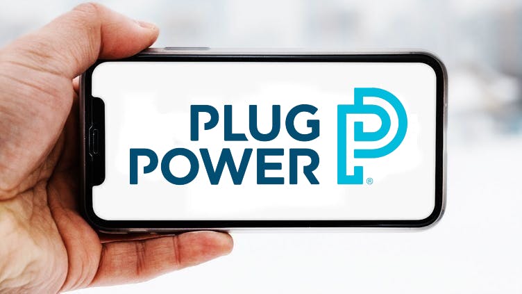 Hand-die-smartphone-hält-mit-logo-des-unternehmens-plug-power