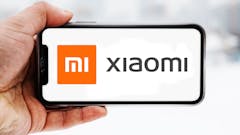 Hand-die-smartphone-hält-mit-logo-des-unternehmens-xiaomi