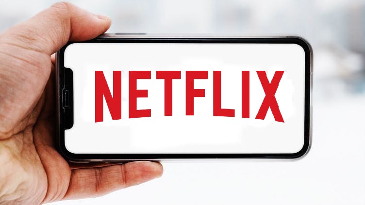 Hand-die-smartphone-hält-mit-logo-des-unternehmens-netflix