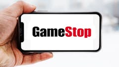 Hand, die ein Smartphone hält, auf dem das Logo des Unternehmens Gamestop zu sehen ist; Symbolbild für die "Aktie im Fokus"