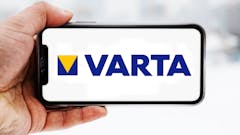 Hand, die ein Smartphone hält, auf dem das Logo des Unternehmens Varta zu sehen ist; Symbolbild für die "Aktie im Fokus"