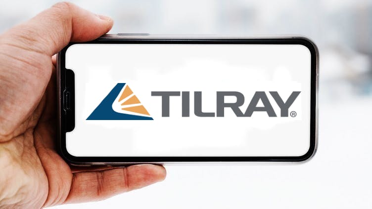 Hand-die-smartphone-hält-mit-logo-des-unternehmens-tilray