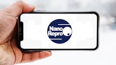 Hand-die-smartphone-hält-mit-logo-des-unternehmens-nanorepro