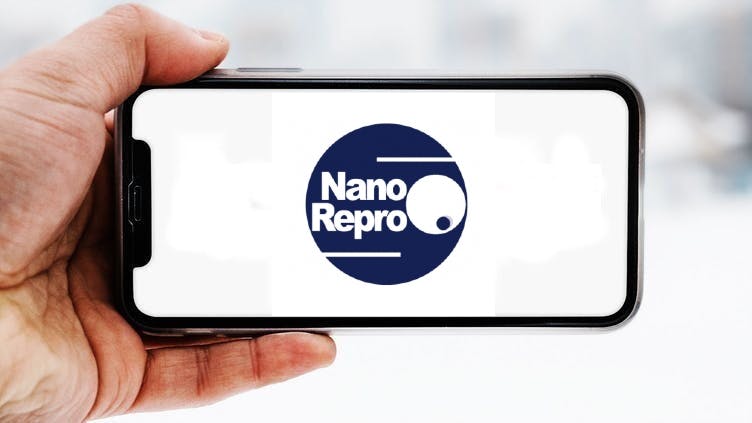 Hand-die-smartphone-hält-mit-logo-des-unternehmens-nanorepro