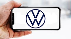 Hand-die-smartphone-hält-mit-logo-des-unternehmens-volkswagen