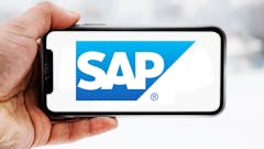 Hand, die ein Smartphone hält, auf dem das Logo des Unternehmens SAP zu sehen ist; Symbolbild für die "Aktie im Fokus"