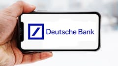 Hand-die-smartphone-hält-mit-logo-des-unternehmens-deutsche-bank