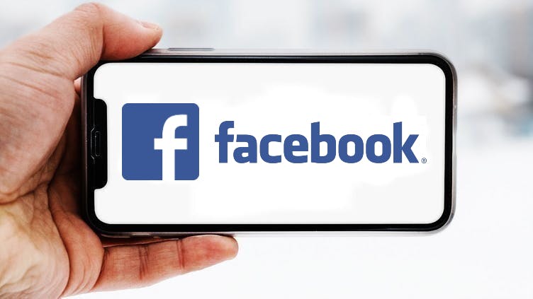 Hand-die-smartphone-hält-mit-logo-des-unternehmens-facebook