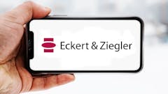 Hand, die ein Smartphone hält, auf dem das Logo des Unternehmens Eckert&Ziegler zu sehen ist; Symbolbild für die "Aktie im Fokus"