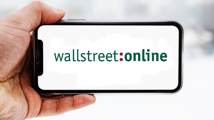 Hand, die ein Smartphone hält, auf dem das Logo des Unternehmens Wallstreetonline zu sehen ist; Symbolbild für die "Aktie im Fokus"