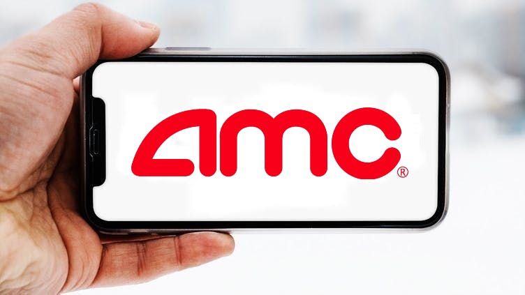 Hand, die ein Smartphone hält, auf dem das Logo des Unternehmens AMC zu sehen ist; Symbolbild für die "Aktie im Fokus"
