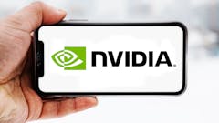 Hand-die-smartphone-hält-mit-logo-des-unternehmens-nvidia