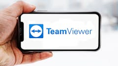 Hand-die-smartphone-hält-mit-logo-des-unternehmens-teamviewer
