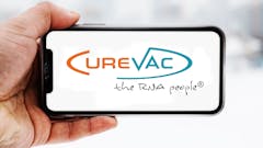 Hand-die-smartphone-hält-mit-logo-des-unternehmens-curevac