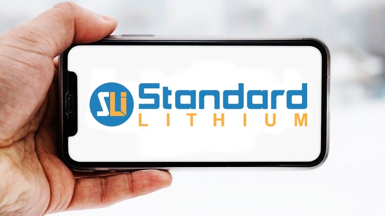 Hand-die-smartphone-hält-mit-logo-des-unternehmens-standard-lithium