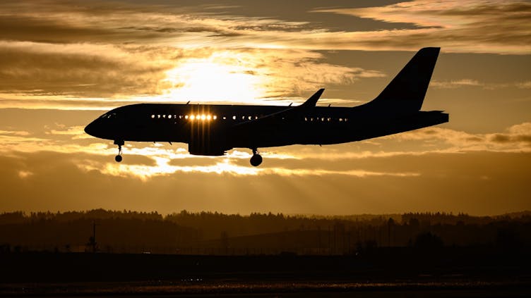 flugzeug-landeanflug-sonnenuntergang