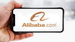Hand-die-smartphone-hält-mit-logo-des-unternehmens-alibaba