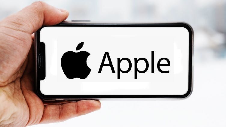 Hand-die-smartphone-hält-mit-logo-des-unternehmens-apple