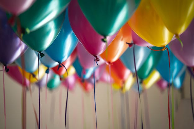 bunte Luftballons als Symbolbild für einen Geburtstag