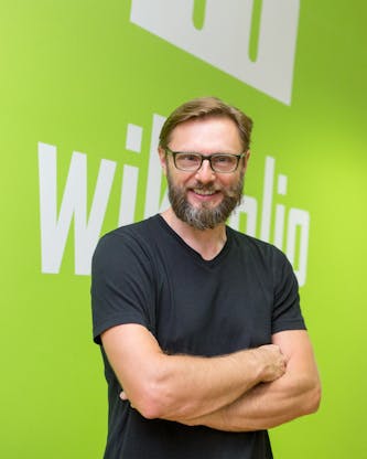 Andreas Kern vor dem wikifolio Logo