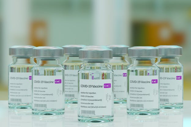Corona Impfstoff in Glasfläschchen mit Etiketten 