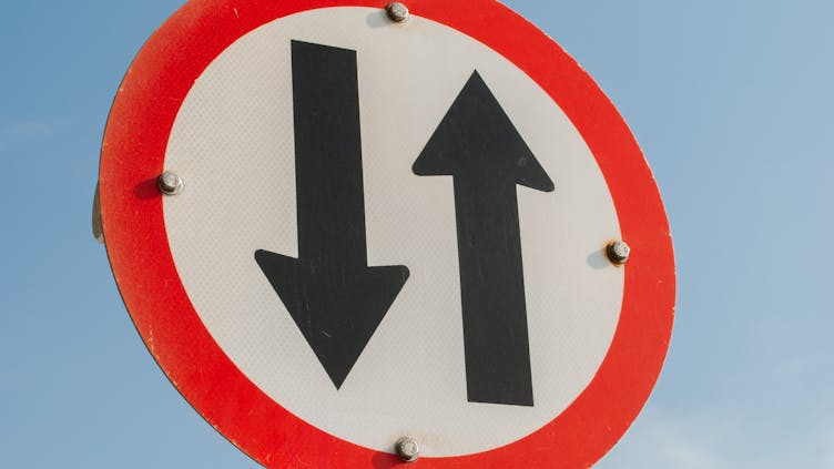 Verkehrsschild mit zwei schwarzen Pfeilen; Symbolbild für weekly 47