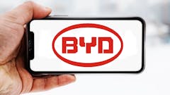 Hand, die ein Smartphone hält, auf dem das Logo des Unternehmens BYD zu sehen ist; Symbolbild für die "Aktie im Fokus"