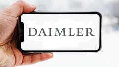 Hand, die ein Smartphone hält, auf dem das Logo des Unternehmens Daimler zu sehen ist; Symbolbild für die "Aktie im Fokus"