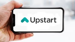 Hand, die ein Smartphone hält, auf dem das Logo des Unternehmens Upstart Holdings zu sehen ist; Symbolbild für die "Aktie im Fokus"