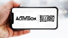 Hand, die ein Smartphone hält, auf dem das Logo des Unternehmens Activision Blizzard zu sehen ist; Symbolbild für die "Aktie im Fokus"