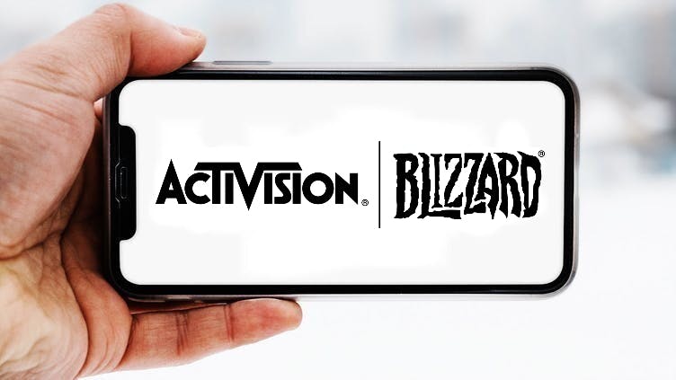 Hand, die ein
Smartphone hält, auf dem das Logo des Unternehmens
Activision Blizzard zu sehen ist; Symbolbild für die