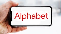 Hand-die-smartphone-hält-mit-logo-des-unternehmens-alphabet