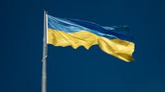 ukrainische Flagge weht im Wind, Hintergrund ist der blaue Himmel; Symbolbild für den Blogbeitrag "Information für wikifolio-User aufgrund der aktuellen politischen Situation"