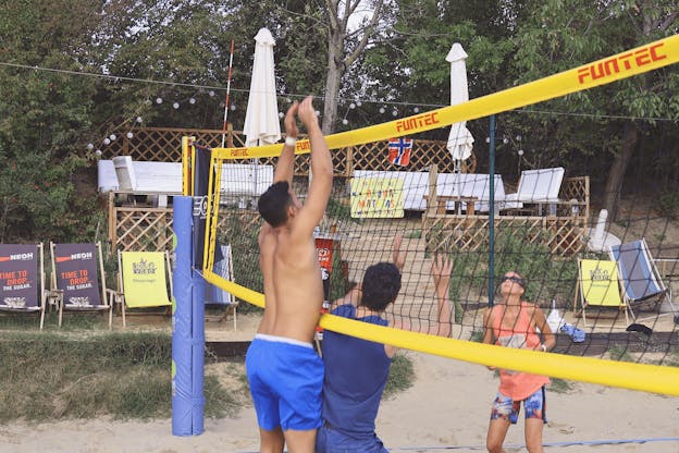 wikifolio Mitarbeiter spielen Beach Volleyball