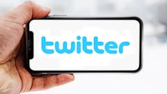 Hand-die-smartphone-hält-mit-logo-des-unternehmens-twitter