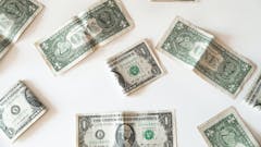 1 Dollar Noten verteilt auf weißem Tisch