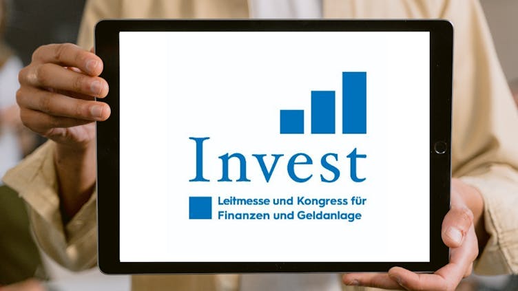 tablet-mit-logo-von-invest-2022