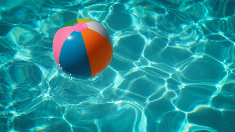 swimmingpool-mit-bunten-wasserball