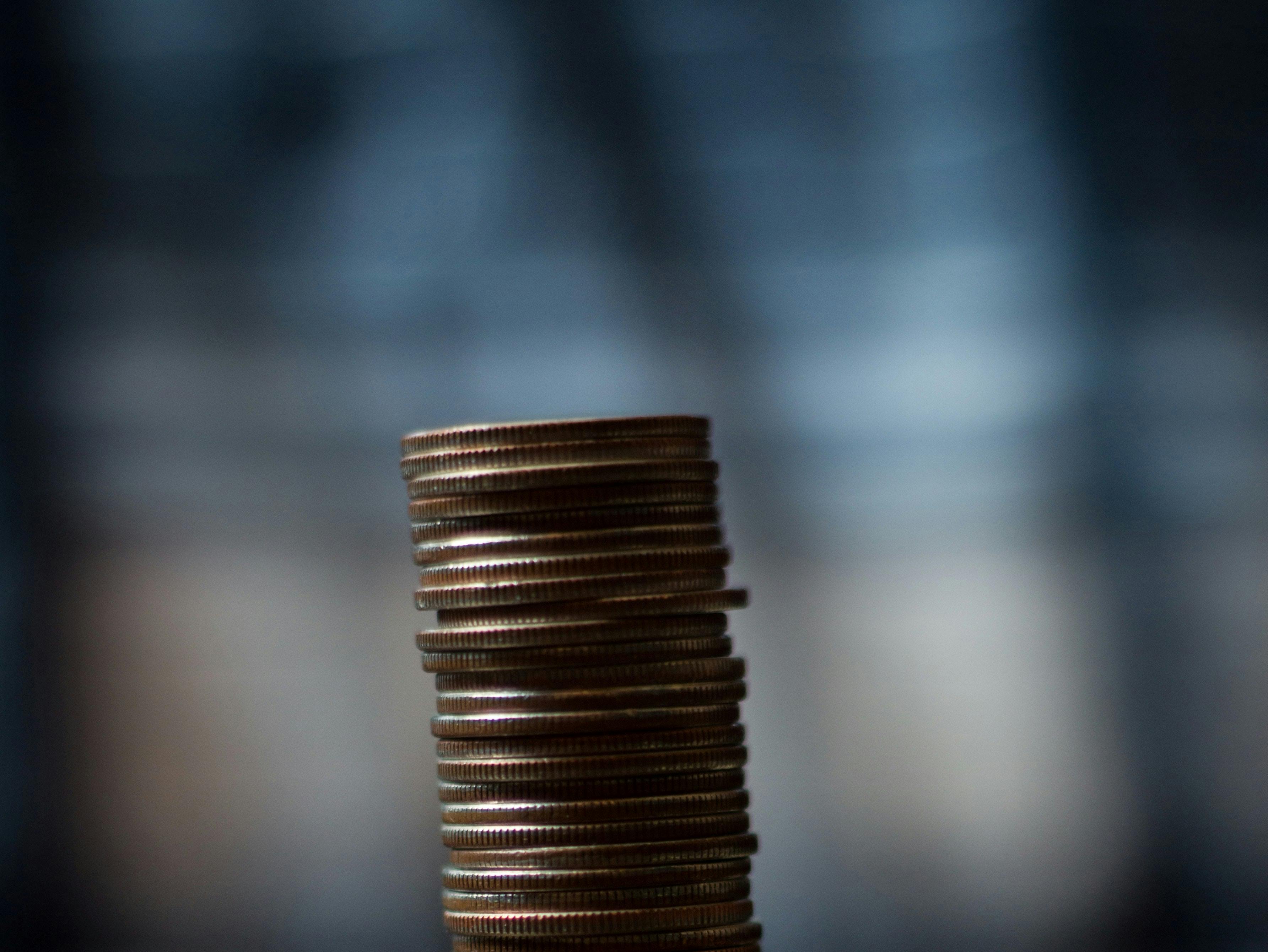 Ein Stapel Münzen auf einem Tisch