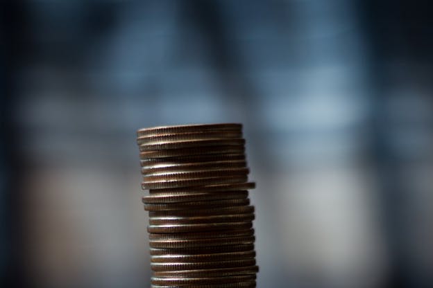 Ein Stapel Münzen auf einem Tisch