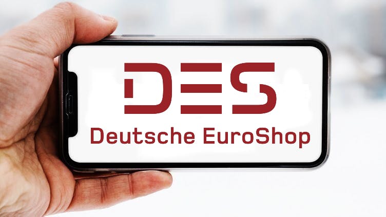 Hand, die ein
Smartphone hält, auf dem das Logo des Unternehmens Deutsche
Euroshop zu sehen ist; Symbolbild für die