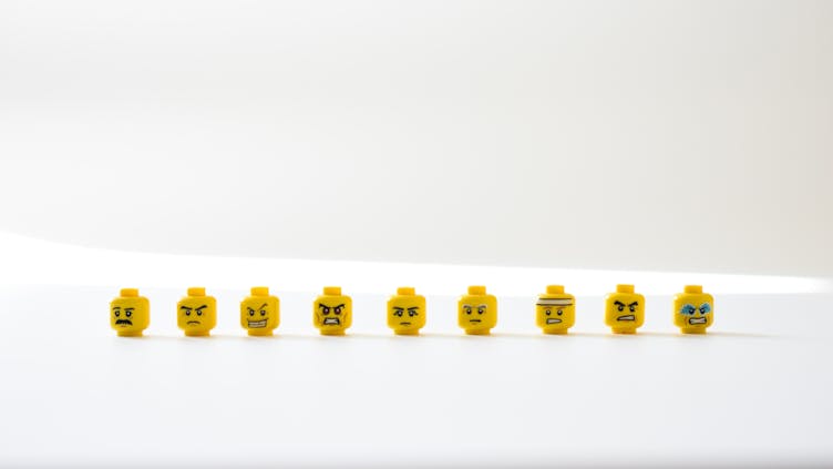 Lego Köpfe mit verschiedenen Emotionen