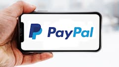 Hand-die-smartphone-hält-mit-logo-des-unternehmens-paypal