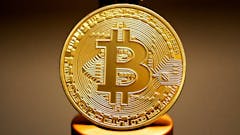 Bitcoin Münze auf Podest