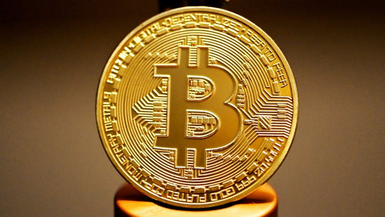 bitcoin-münze-auf-stapel-weiterer-münzen