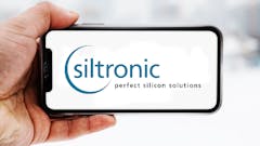 Hand, die ein Smartphone hält, auf dem das Logo des Unternehmens Siltronic zu sehen ist; Symbolbild für die "Aktie im Fokus"